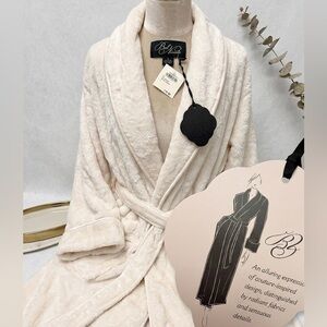 Bel Niente Vintage NWT Large Elegant Cream Robe